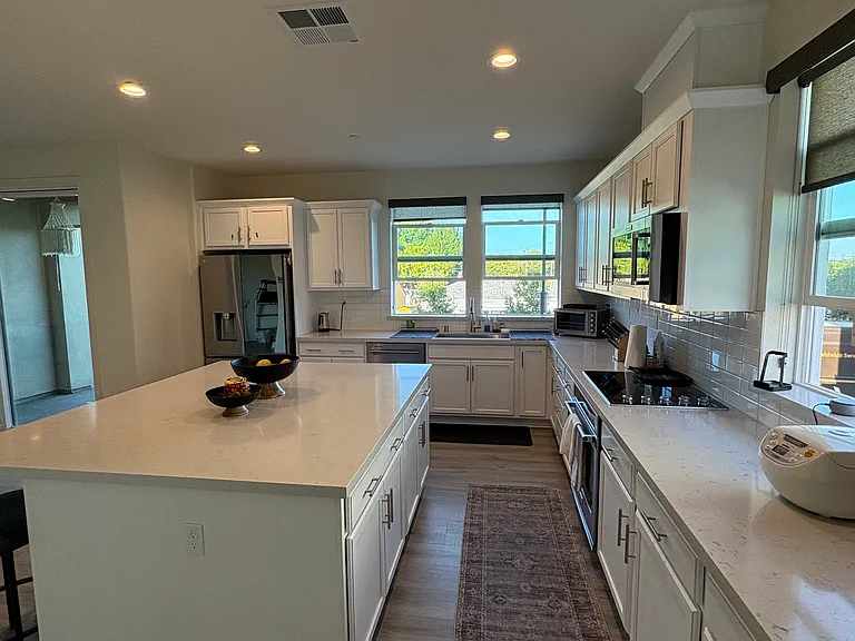 880 Tex Ct — Photo 3