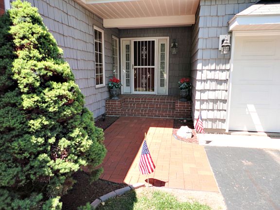 3rd image of 1020 N Evergreen Dr