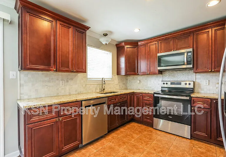503 W Tietgen St — Photo 6
