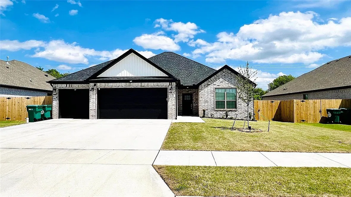 4 bed, 2.5 bath, 2008 sqft, $2,350 — Photo 1
