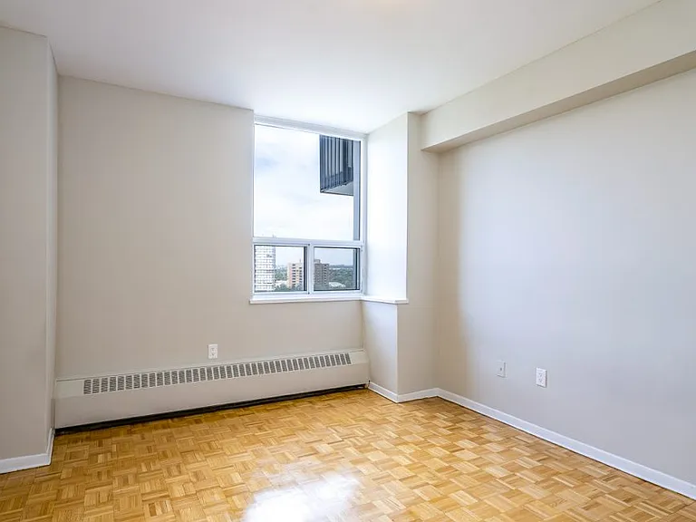 6161 Bathurst St — Photo 21