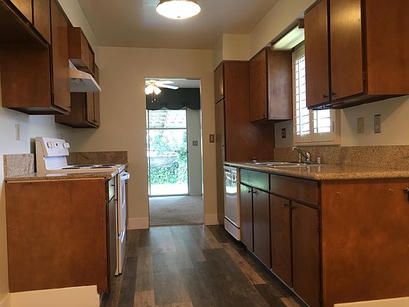 4th image of 24974 Tulip Ave