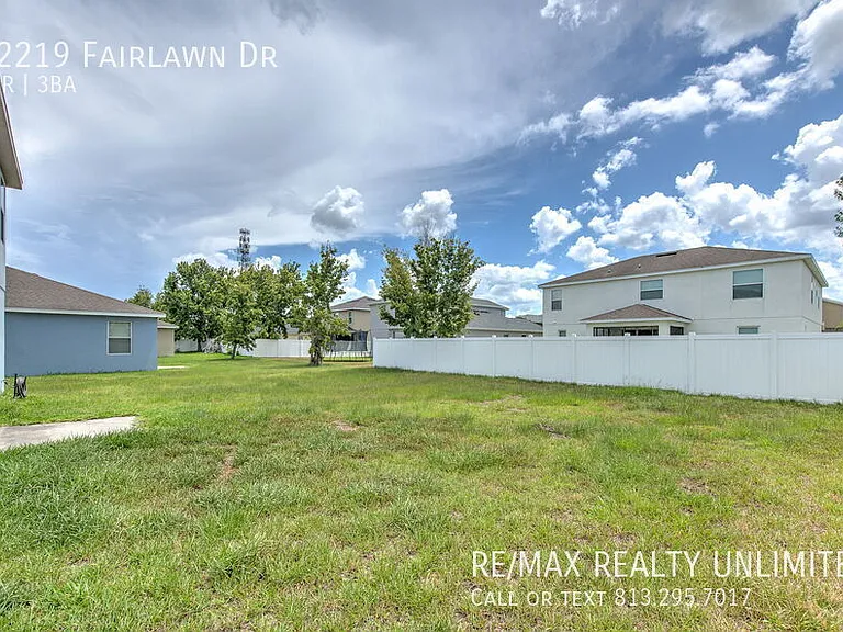 12219 Fairlawn Dr — Photo 40
