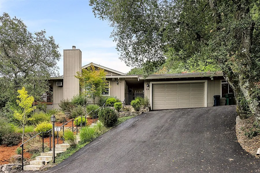 28 Moraga Via photo 1