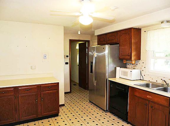 3rd image of 523 Brockton Ln