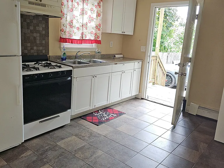137 Pleasant St — Photo 3