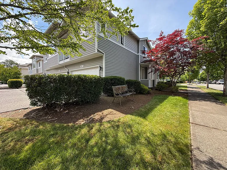 2050A Garry Oaks Ave — Photo 24