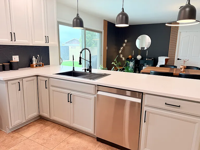 1056 E Carter Dr — Photo 7