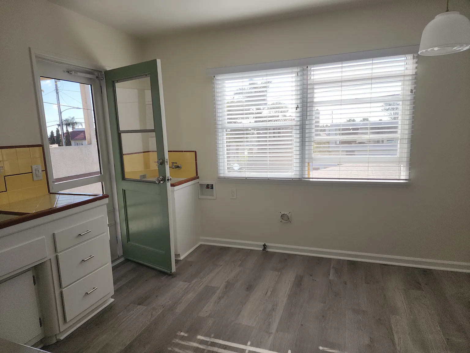 2 bed, 875 sqft, $3,000 — Photo 3