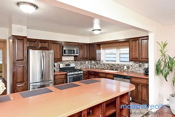 Rented by Moda Realty | media 28