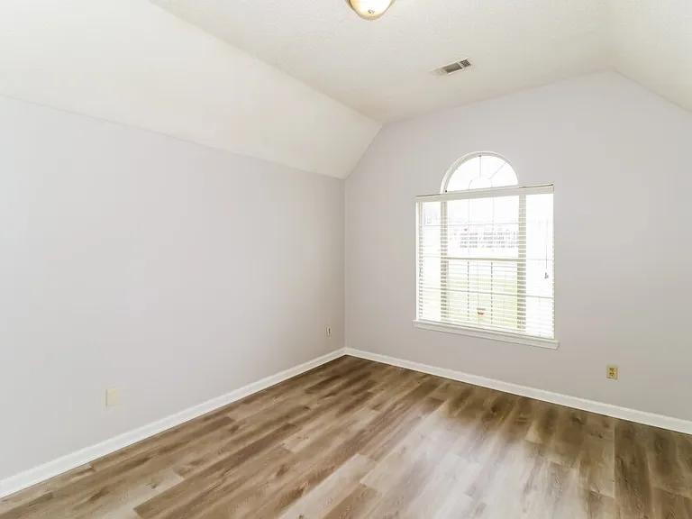 4671 Lindawood Ln — Photo 9