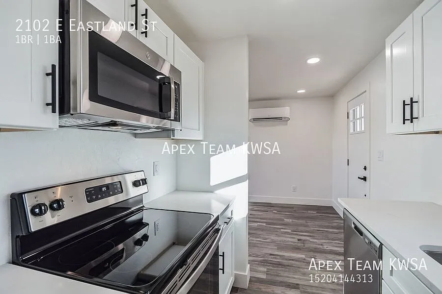 $925 Beautifully Updated 1 Bed | 1 Bath Unit Available For a Move-In ! — Photo 2
