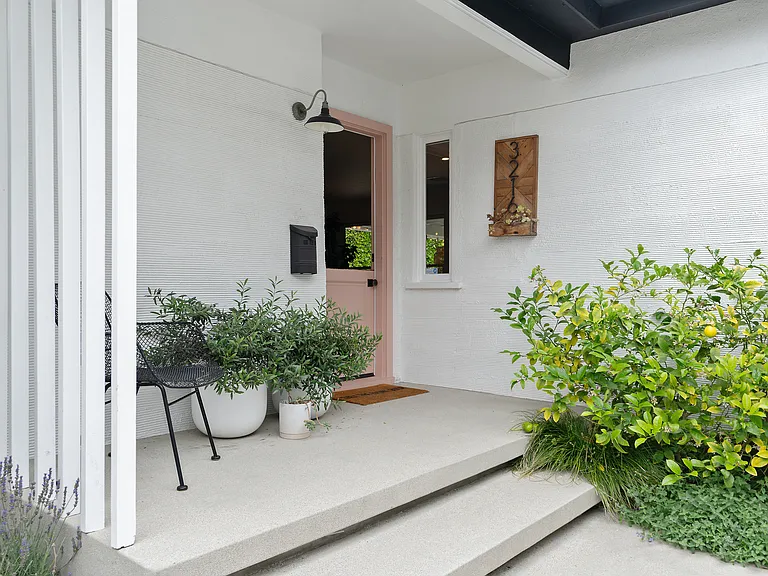 3216 Rosewood Ave — Photo 2