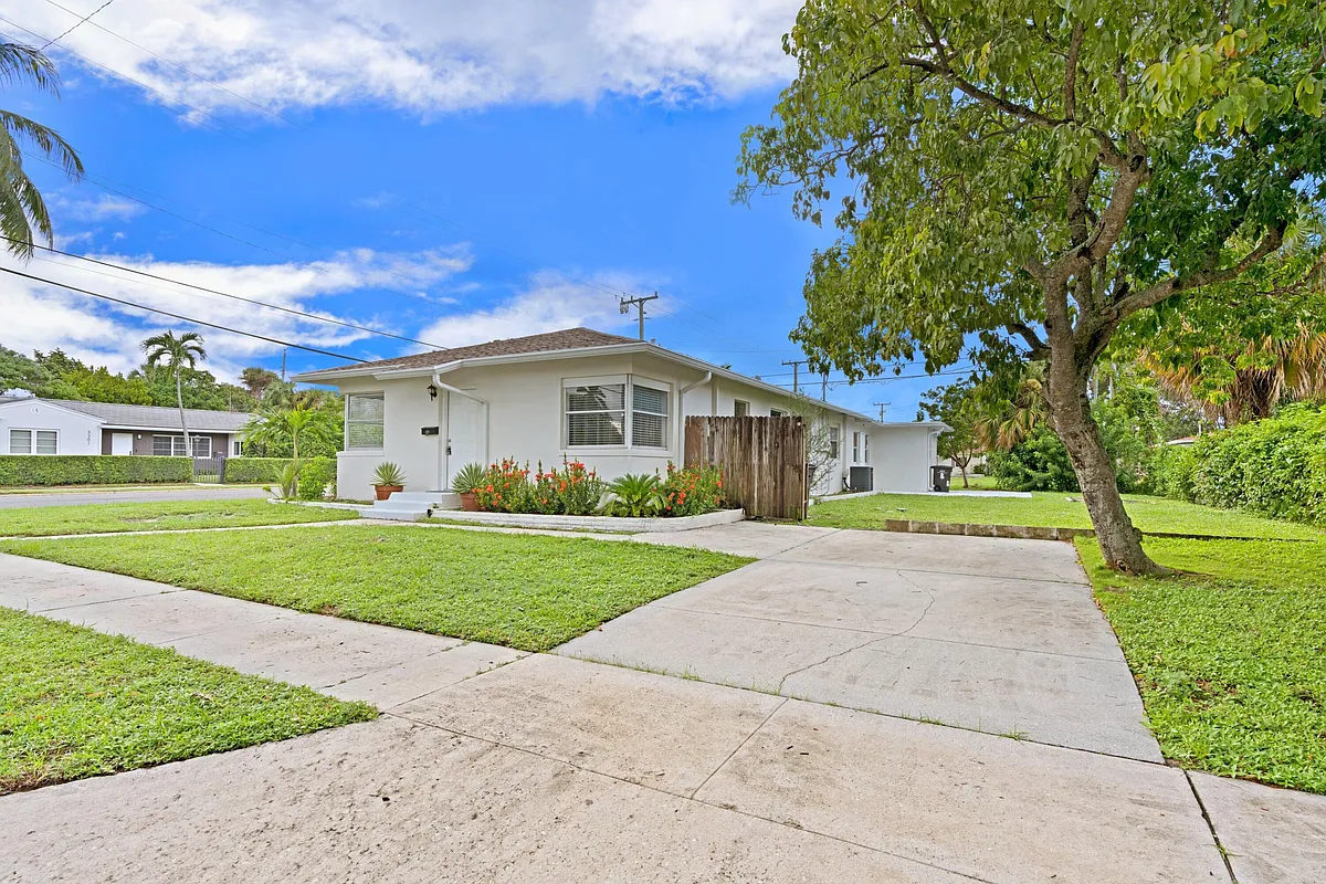 Building Photo - 5208 Spruce Ave #B
