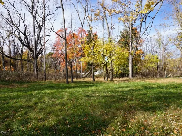 Carlton Dr, Eastlake, OH 44095