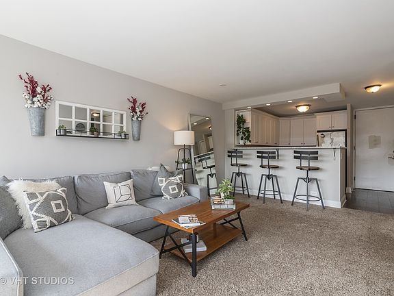4th image of 1960 N Lincoln Ave #406