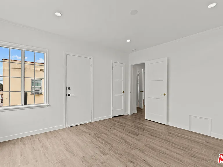 544 1/2 N Genesee Ave — Photo 10