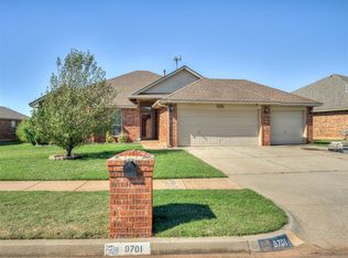 9701 Crooked Creek Ln, Moore, OK 73160