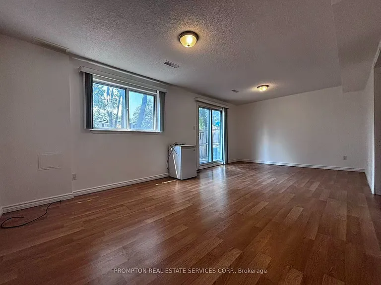 22 Poplar Cres — Photo 3