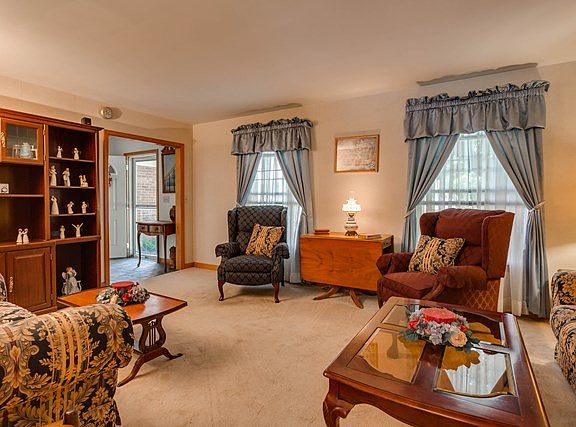 4th image of 213 Wisteria Way