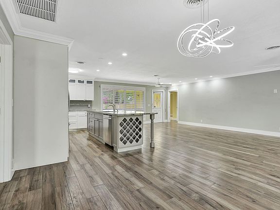 5th image of 530 NW 43rd Avenue