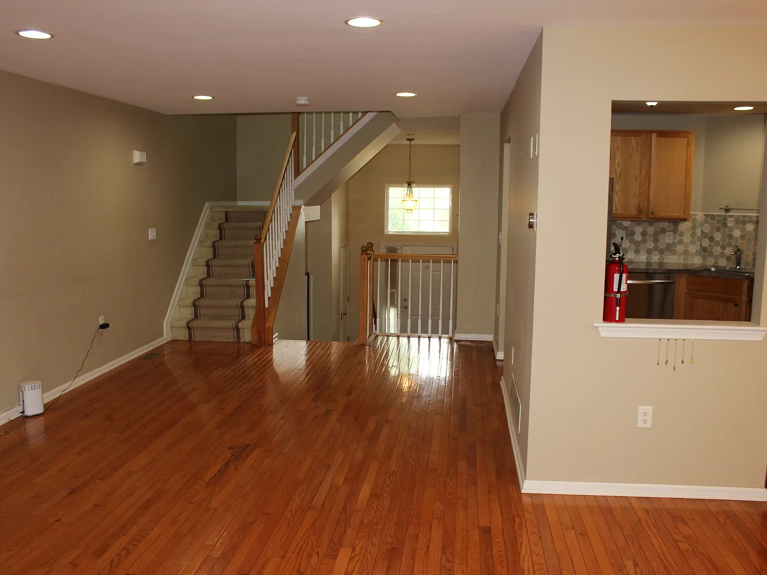 3 bed, 2.5 bath, 1750 sqft, $3,600 — Photo 4