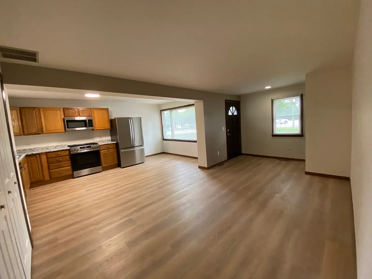 3 bed, 1200 sqft, $2,450 — Photo 2