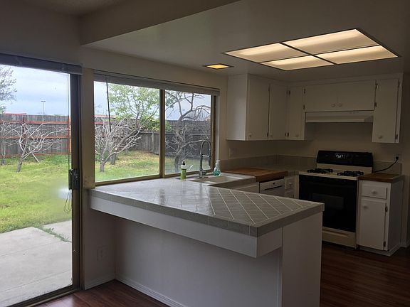 Large open kitchen with breakfast - new windows installed
