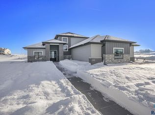 5501 E Saddle Ridge Cir, Circle Sioux Falls, SD 57110