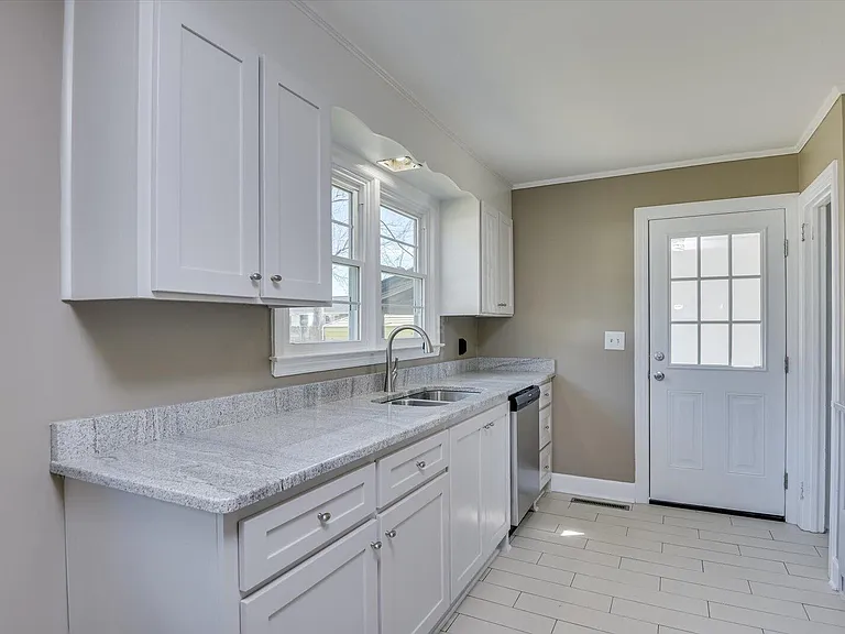 302 Burgess Dr — Photo 13
