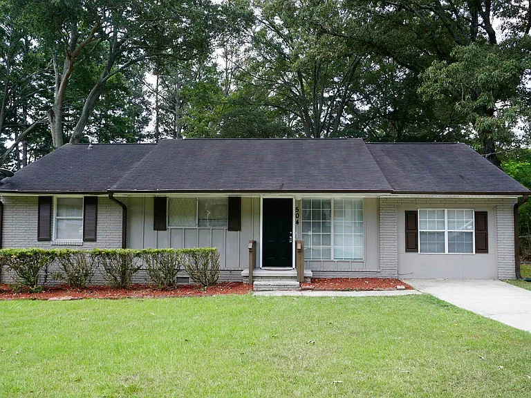 504 Pinecrest Dr — Photo 1