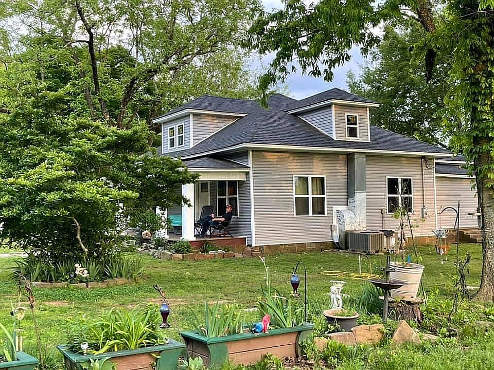 2nd image of 614 Garrett Rd
