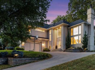 2323 Huntington Point Rd W, Wayzata, MN 55391