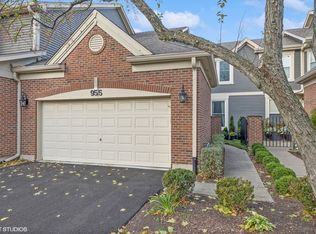 955 Heathrow Ln, Naperville, IL 60540