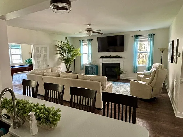 5 bed, 3980 sqft, $5,200 — Photo 4