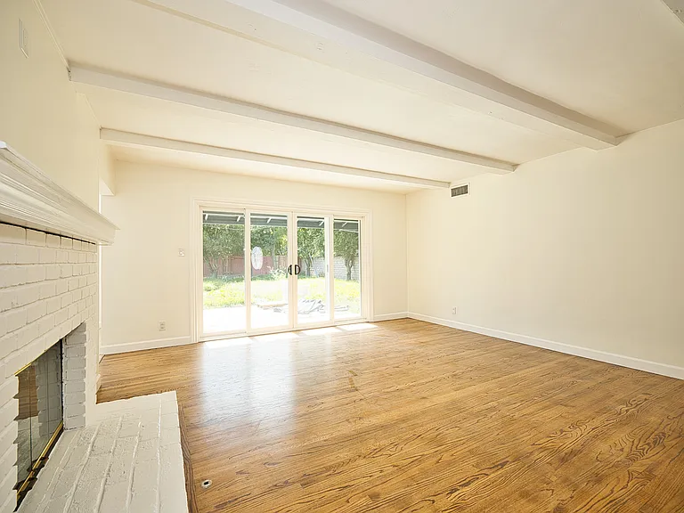 23220 Sylvan St — Photo 25