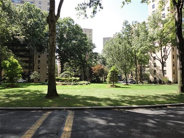2nd image of 9 Fordham Hill Oval APT 2C