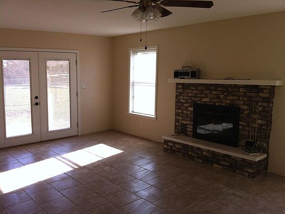 Family room w fireplace