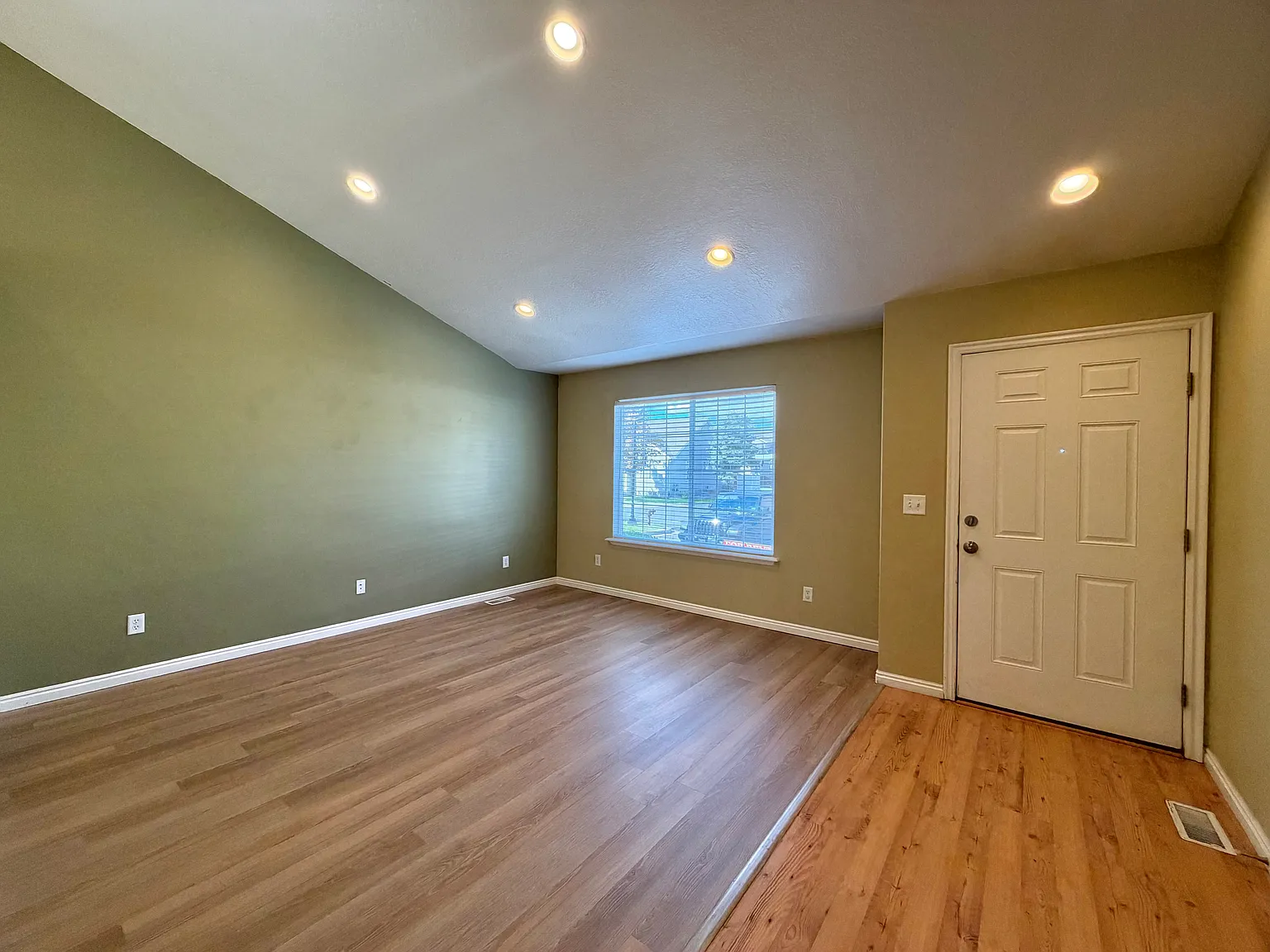 4 bed, 2200 sqft, $2,000 — Photo 3