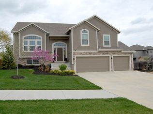 966 Ridge Dr, Lansing, KS 66043