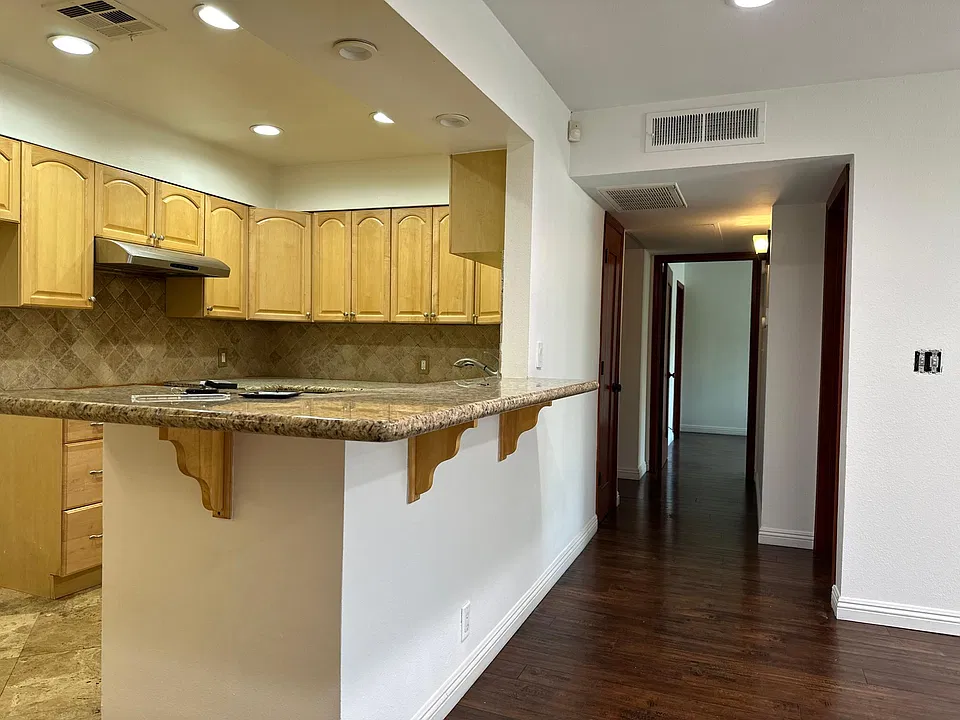 6910 Balboa Blvd #9