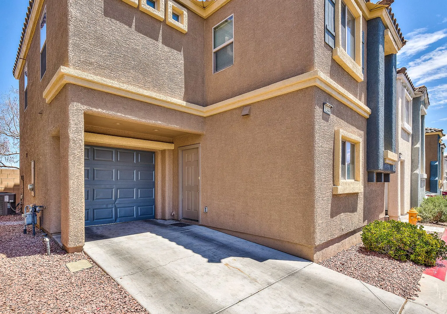 Two-Story 3-Bedroom, 2.5-Bath Home Near Nellis and Hacienda — Photo 4