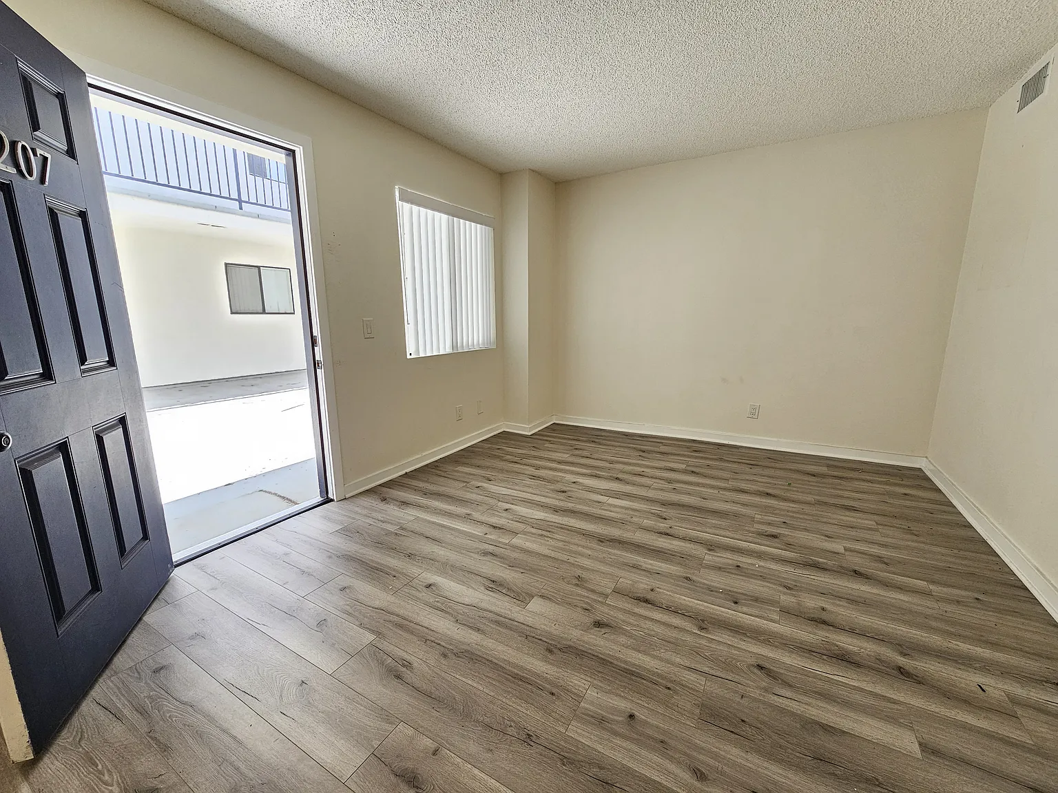 2 bed, 950 sqft, $2,200 — Photo 3