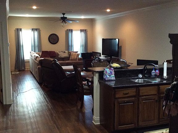 5th image of 709 Greenwood Dr