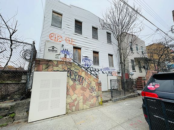 5th image of 236 Ashford St