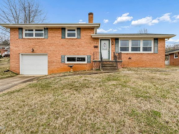 2nd image of 1016 Whippoorwill Ln