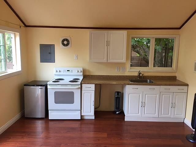 2nd image of 2368 Middlefield Rd