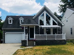 1135 Cresthaven Dr, Howell, MI 48843