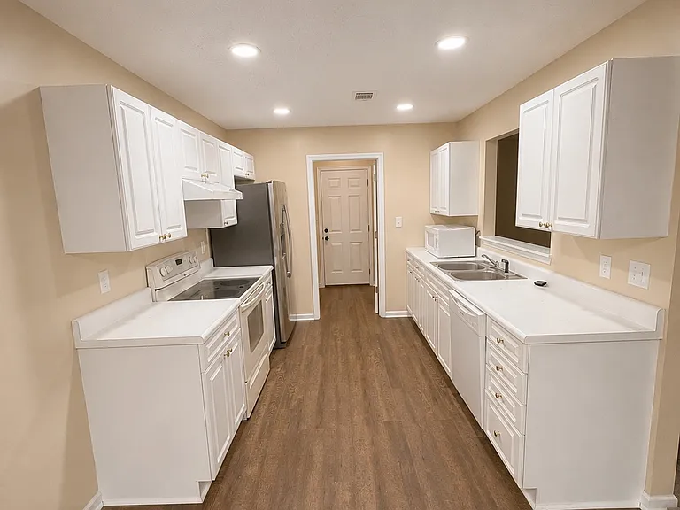220 Hayden Ave — Photo 4