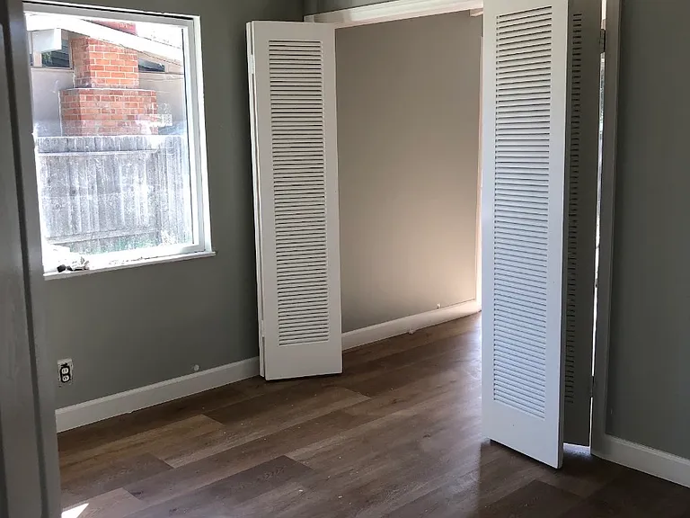 2519 Larchmont Ave — Photo 2